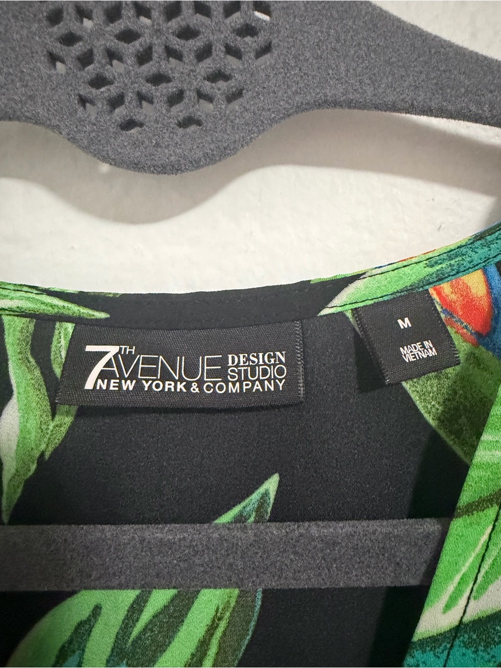 NY&Co 7th Avenue Tropical Floral Faux Wrap Sleeveless Blouse Size M - Picture 3 of 7